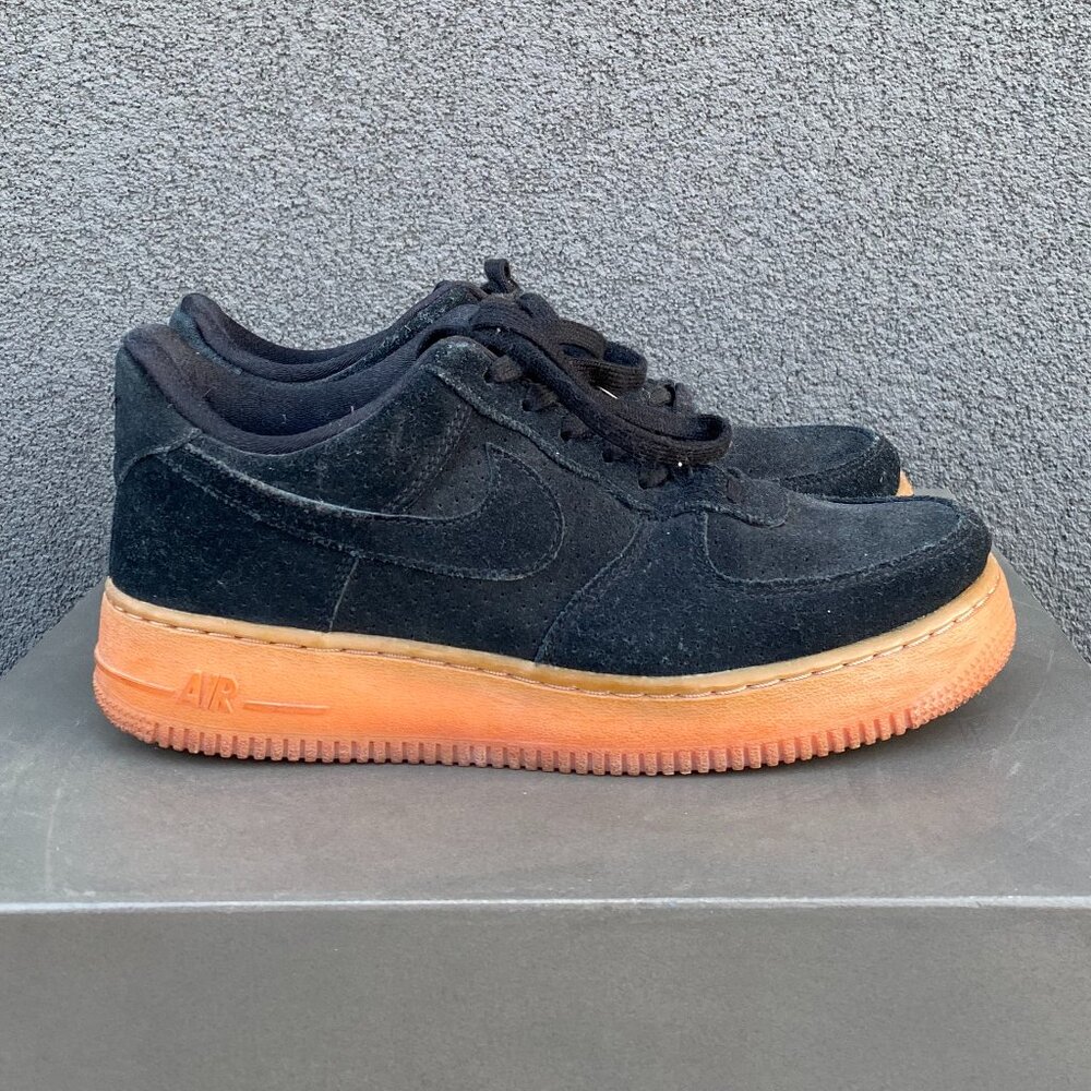 Nike Air Force 1 - Low SE Black Suede with Gumsole